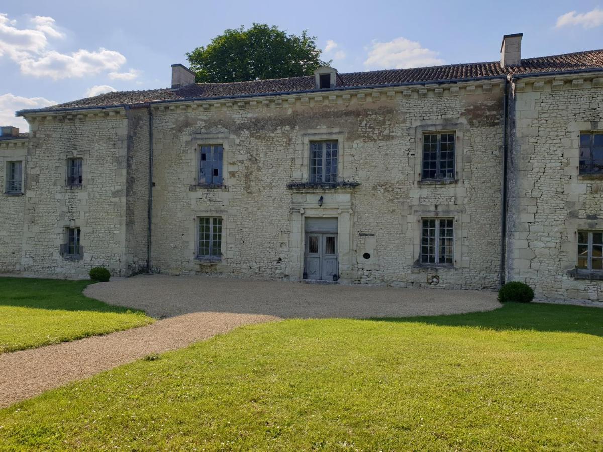 Domaine De Bourgville Monts-sur-Guesnes Exteriér fotografie