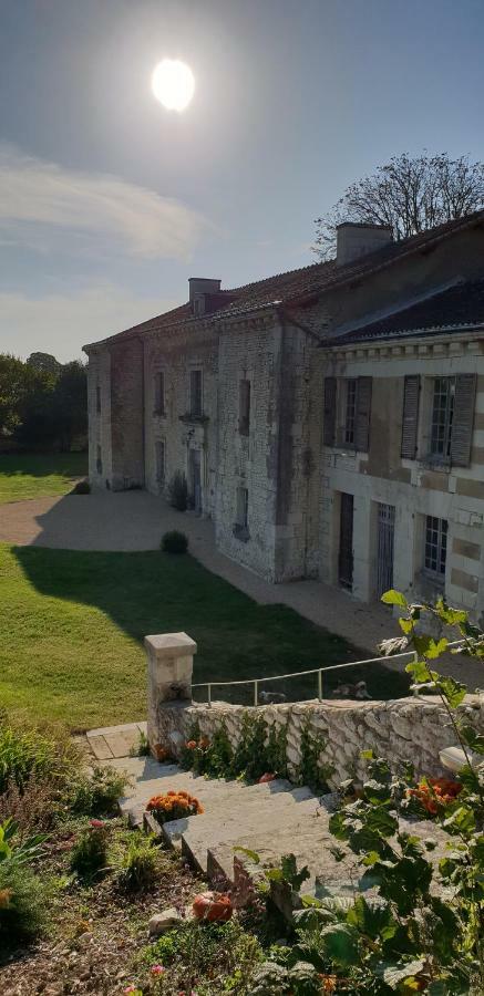 Domaine De Bourgville Monts-sur-Guesnes Exteriér fotografie