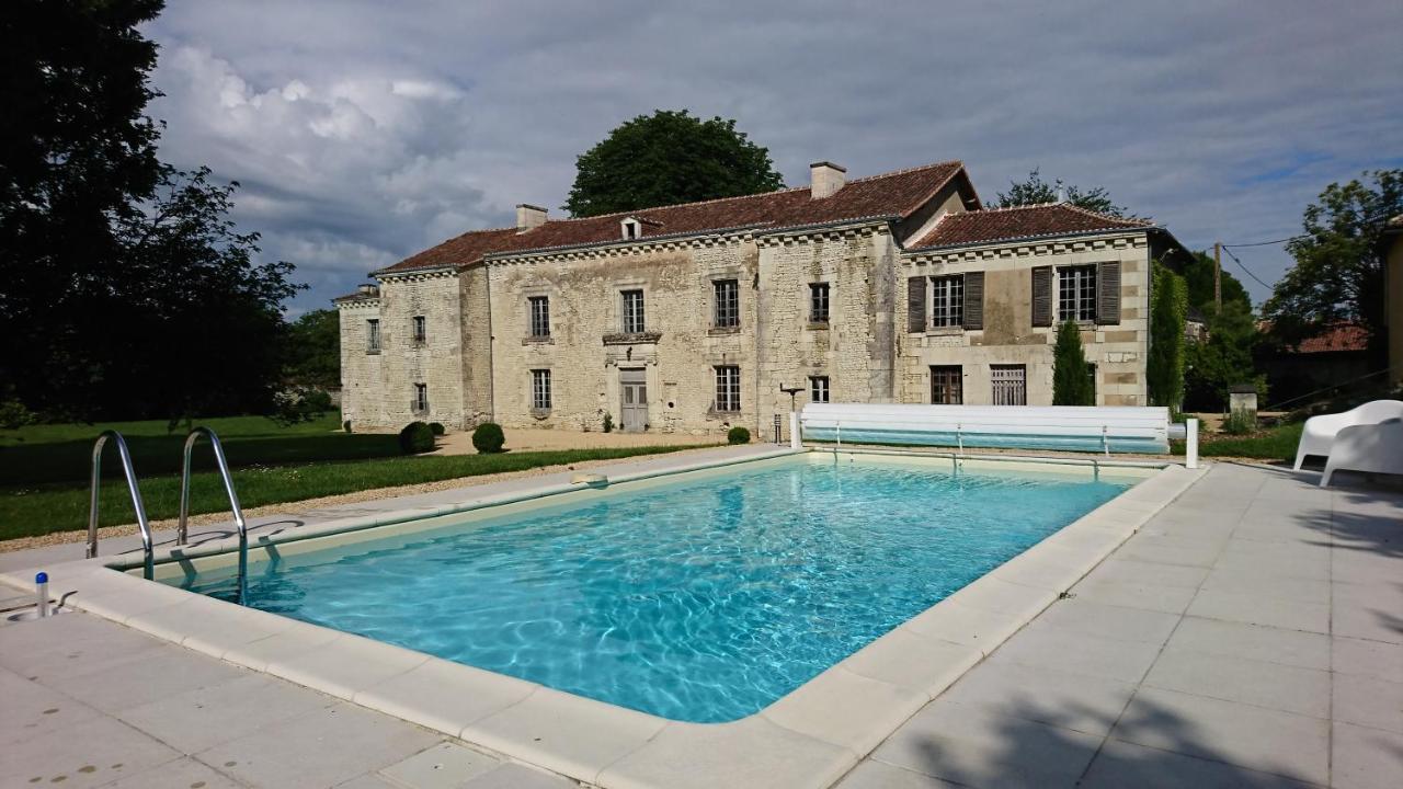Domaine De Bourgville Monts-sur-Guesnes Exteriér fotografie
