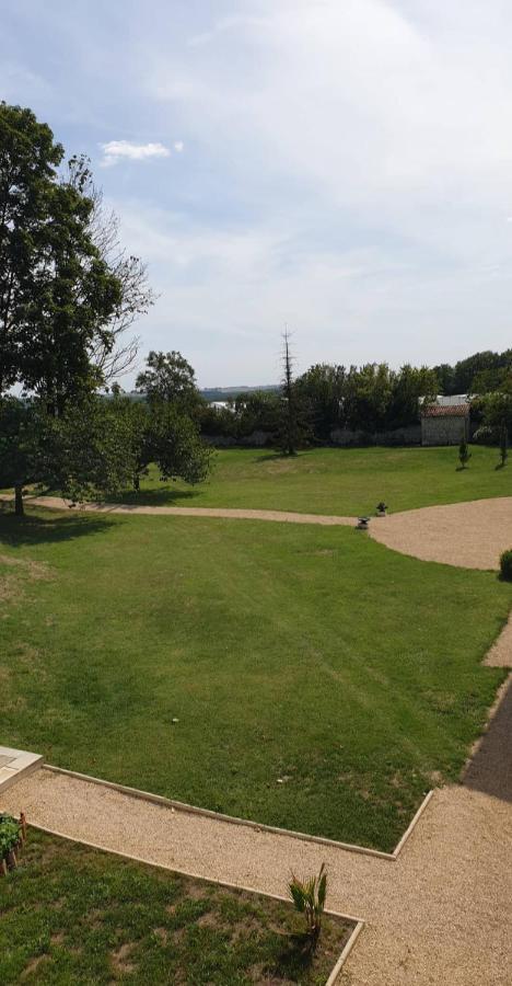 Domaine De Bourgville Monts-sur-Guesnes Exteriér fotografie